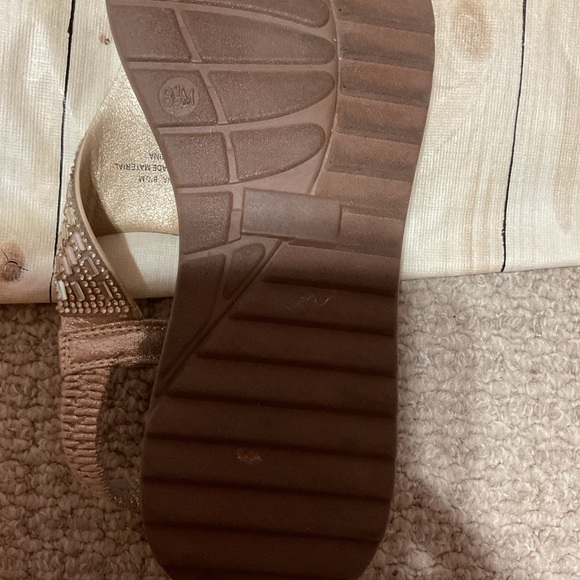 Elegant Women's Sandals in Gold by Aerosoles Size 8.5 - Picture 6 of 7